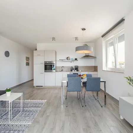 The View By Seeadria Agency Karpinjan